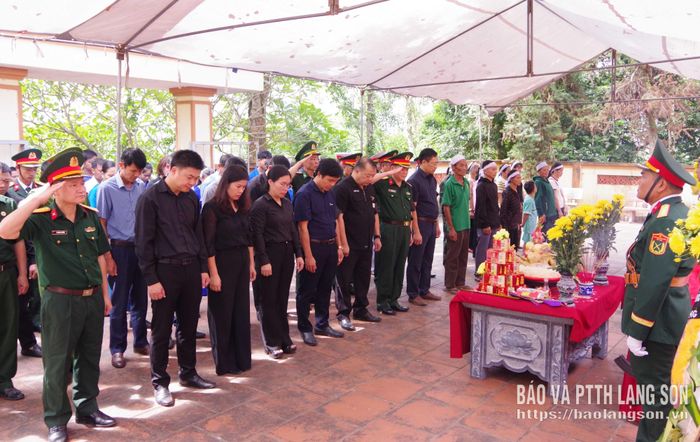 Các đại biểu dành một phút mặc niệm tỏ lòng thành kính trước linh cữu liệt sĩ Nông Văn Băng