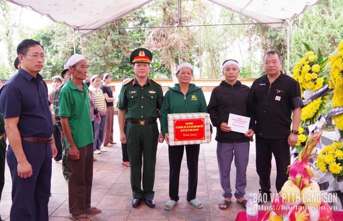 Ban Chỉ đạo tìm kiếm, quy tập và xác định danh tính hài cốt liệt sĩ tỉnh tặng quà động viên thân nhân liệt sĩ