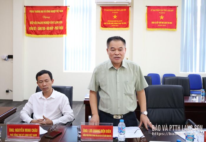 Thành viên đoàn công tác Liên đoàn Bóng đá Việt Nam phát biểu trong chương trình làm việc