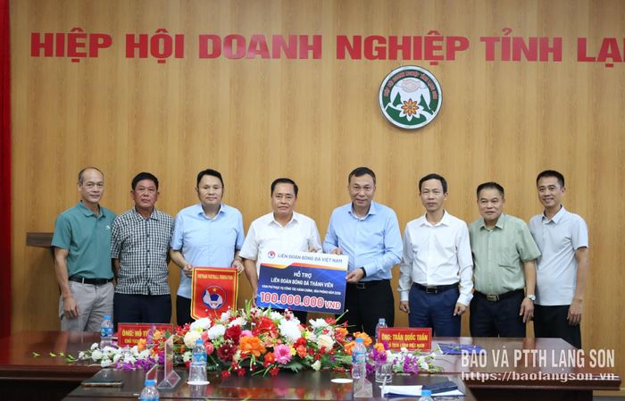 Lãnh đạo Liên đoàn Bóng đá Việt Nam trao biển kinh phí hỗ trợ cho Liên đoàn Bóng đá tỉnh Lạng Sơn
