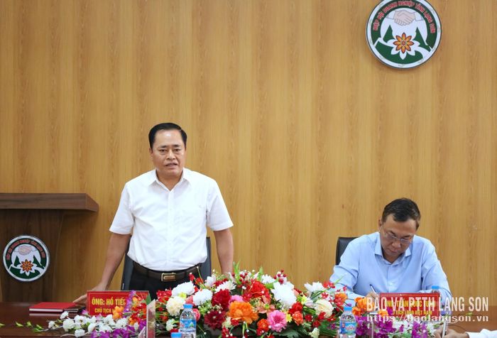 Chủ tịch Liên đoàn Bóng đá tỉnh phát biểu trong chương trình làm việc