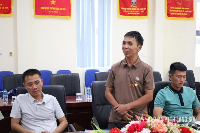 Đại diện Câu lạc bộ thành viên trực thuộc Liên đoàn Bóng đá tỉnh đề xuất ý kiến tại chương trình làm việc