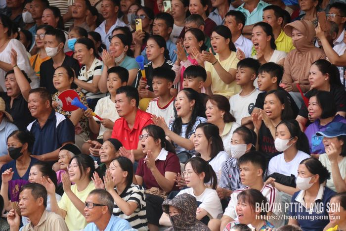 Đông đảo người dân đến theo dõi và cổ vũ cho các vận động viên