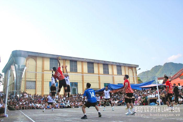 Trận chung kết giữa đội xã Vũ Lễ và xã Nhất Hoà