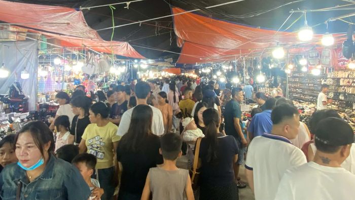 Rất đông người dân và du khách tới tham quan, mua sắm tại hội chợ.