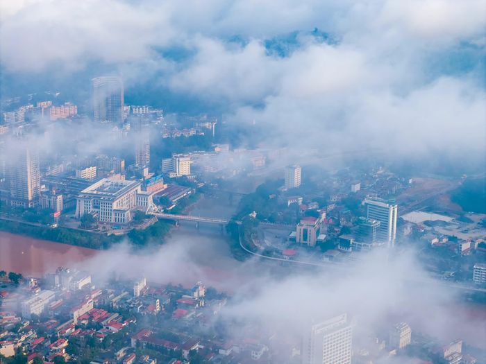 Đặc biệt, khu vực ven sông Hồng mang vẻ đẹp riêng. Mây thấp lững lờ ngang những cây cầu, phủ lên mặt sông một màu trắng bạc
