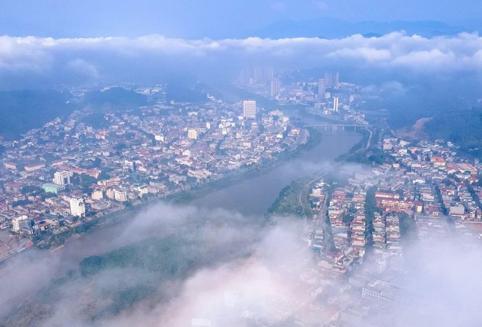 Những tia nắng đầu tiên len lỏi qua làn sương, cả một không gian đô thị phường Lào Cai bừng thức đầy sức sống.