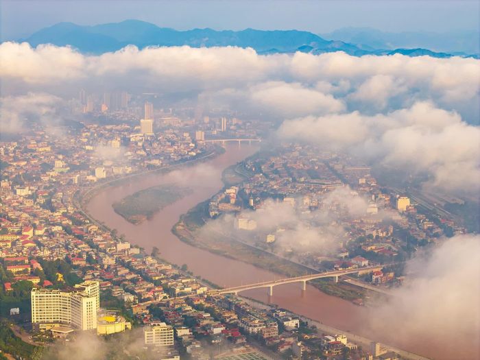 Có những khoảnh khắc, ranh giới giữa phố, sông và núi như hòa vào nhau, tạo thành bức tranh thiên nhiên tuyệt đẹp giữa lòng đô thị.