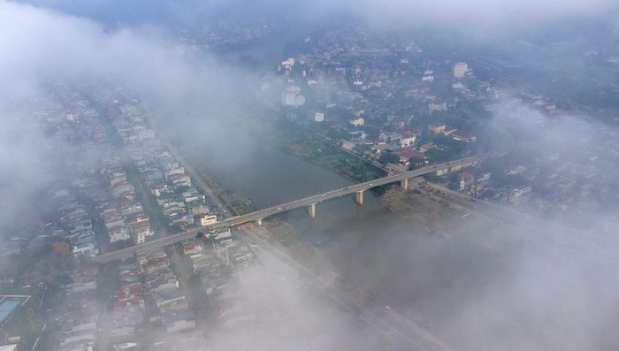 Ngày mới bắt đầu với dòng người, phương tiện qua lại, nhưng dường như chậm hơn giữa không gian bảng lảng của sương mây.