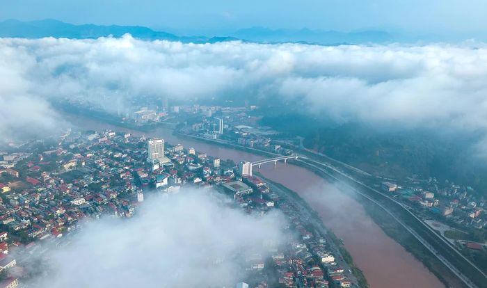 Phường Lào Cai chìm trong màn sương mờ ảo, tạo nên khung cảnh đầy thơ mộng