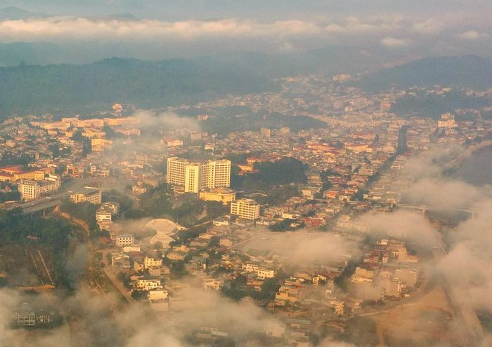 Giữa đô thị đang từng ngày đổi mới, khoảnh khắc mây ngang qua phố mang đến một nét chấm phá đặc biệt – bình yên, mềm mại và đầy sức gợi. Đó cũng là vẻ đẹp rất riêng của Lào Cai trong những ngày đất trời giao mùa.