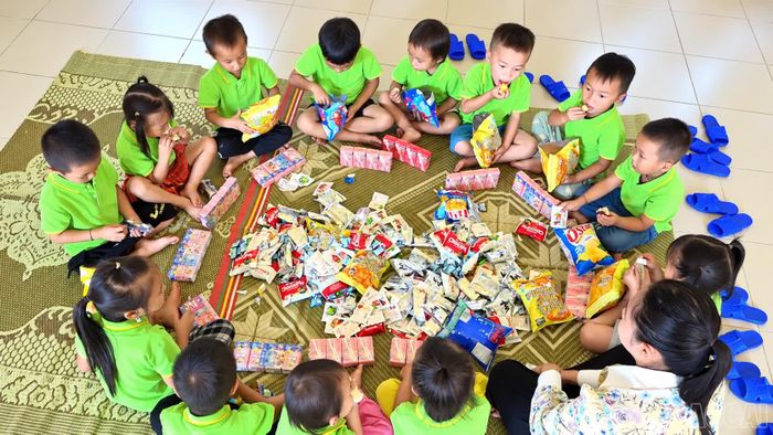 Dù còn nhiều thiếu thốn, một mâm cỗ nhỏ vẫn được cô giáo Thu chuẩn bị chu đáo.