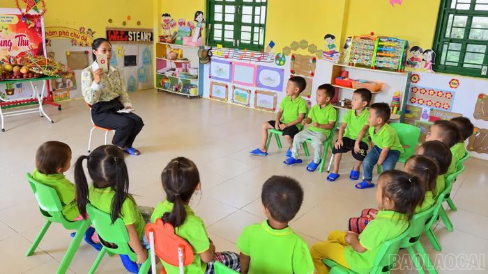 Một giờ học chữ của trẻ em điểm trường Tà Chơ.