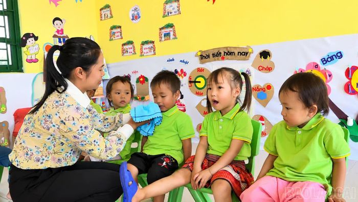 Cô giáo Phạm Thanh Thu ân cần hướng dẫn trẻ vệ sinh cá nhân.