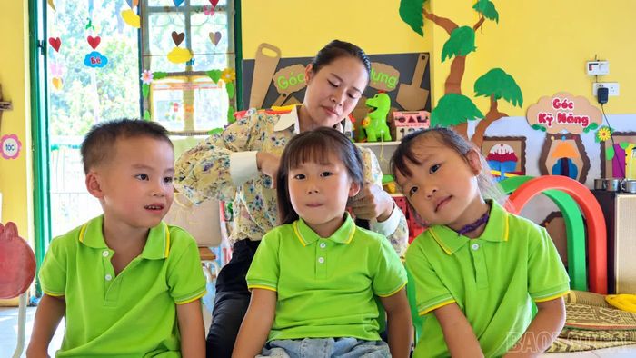 Ở điểm trường Tà Chơ chỉ có 1 mình cô giáo Phạm Thanh Thu đứng lớp vừa chăm sóc, vừa dạy dỗ trẻ.