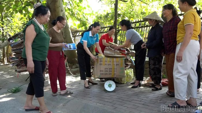 Hội viên phụ nữ tổ dân phố Hồng Hà 7, thu gom phế liệu tạo nguồn quỹ.