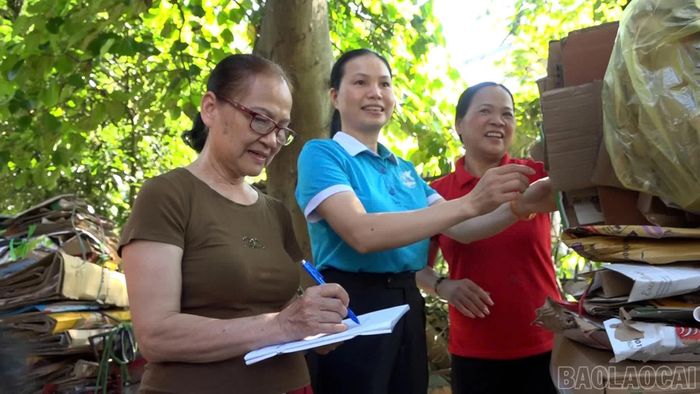 Bà Nguyễn Thị Hồng Phương (áo đỏ), Bí thư Chi bộ tổ dân phố Hồng Hà 7, cùng hội viên phụ nữ thu gom rác.
