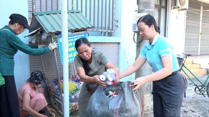 Chi hội Phụ nữ tổ dân phố Đồng Tâm 8 xây dựng 2 mô hình " Biến rác thành tiền".