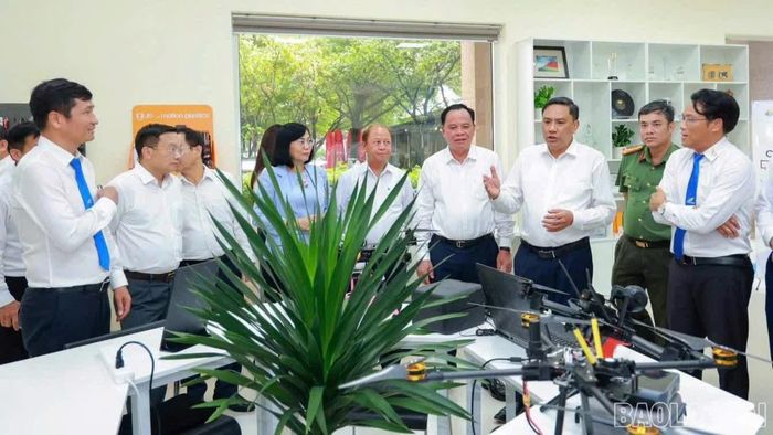 Đoàn công tác của tỉnh Lào Cai tham quan không gian đổi mới sáng tạo Trường Đại học Lạc Hồng - Cơ sở 1, phường Trấn Biên.