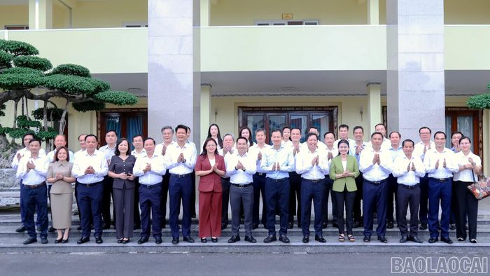Đoàn công tác của tỉnh Lào Cai và lãnh đạo thành phố Đồng Nai chụp ảnh lưu niệm.