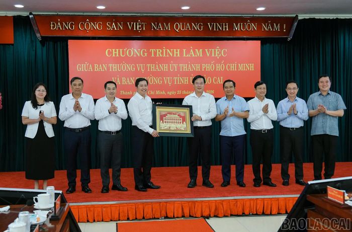 Thường trực Tỉnh ủy Lào Cai và Thường trực Thành ủy Hồ Chí Minh tặng quà lưu niệm.