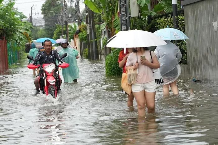 Hơn 200 điểm trú ẩn được thiết lập trên khắp Bangkok, tiếp nhận khoảng 4.200 người. Ảnh: AP/Sakchai Lalit.