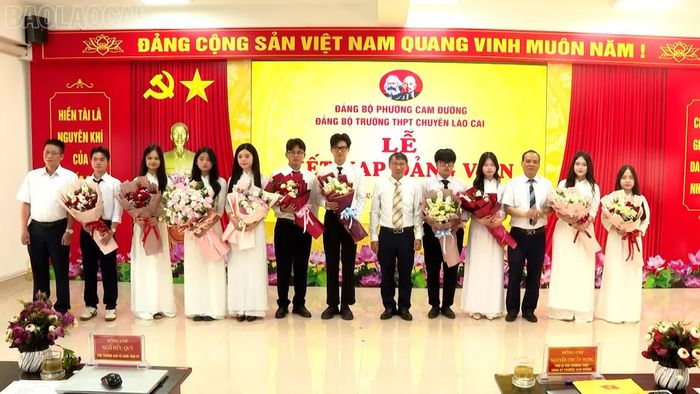 Đảng bộ Trường THPT chuyên Lào Cai là đơn vị tiêu biểu trong khối các trường THPT của tỉnh về phát triển đảng viên là học sinh.