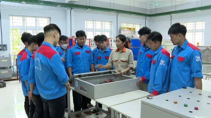 Học sinh, sinh viên Trường Cao đẳng nghề Yên Bái vừa nỗ lực hoàn thành nhiệm vụ học tập, rèn nghề và chuẩn bị hành trang về lý tưởng cách mạng cho chặng đường tương lai.