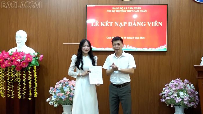 Chi bộ Trường THPT Cảm Nhân tổ chức Lễ kết nạp đảng viên cho học sinh đang học tập tại trường.