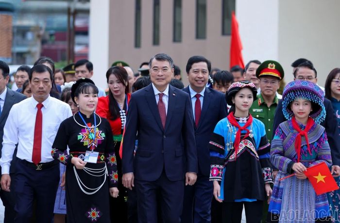  Thủ tướng Lê Minh Hưng dự lễ khánh thành và khai giảng năm học mới tại Trường Phổ thông nội trú Tiểu học và THCS Mường Khương. 