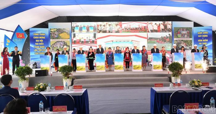 Phó Thủ tướng Phạm Thị Thanh Trà cùng các đại biểu thực hiện nghi thức khởi công các dự án trường nội trú liên cấp trên địa bàn tỉnh Lào Cai.
