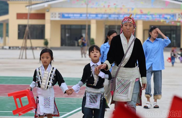 Háo hức bên ngôi trường mới.