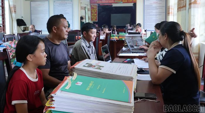 Phụ huynh xã Pha Long đưa con em đến nộp hồ sơ tuyển sinh vào trường nội trú liên cấp.