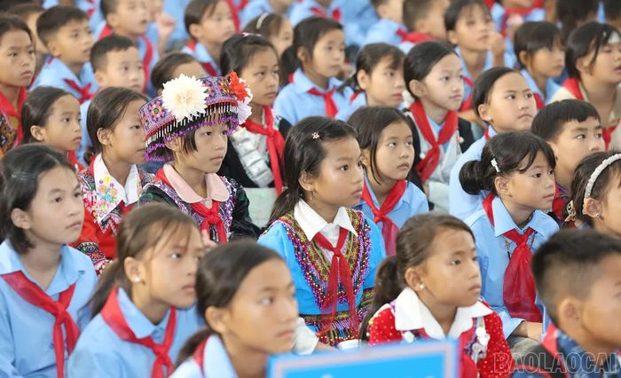 Học sinh Trường Phổ thông nội trú Tiểu học và THCS A Mú Sung trong ngày khai giảng.