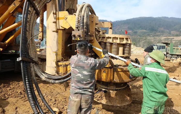 Máy, thiết bị được khẩn trương đưa vào thi công công trình.