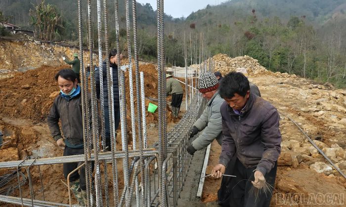 Thi công trong những ngày giá lạnh ở Y Tý.