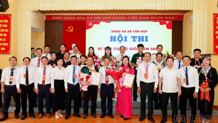 Ban tổ chức trao giải cho các thí sinh.