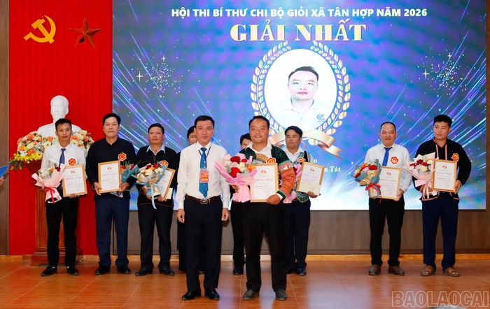Ban tổ chức trao giải cho 2 thí sinh đoạt giải Nhất.