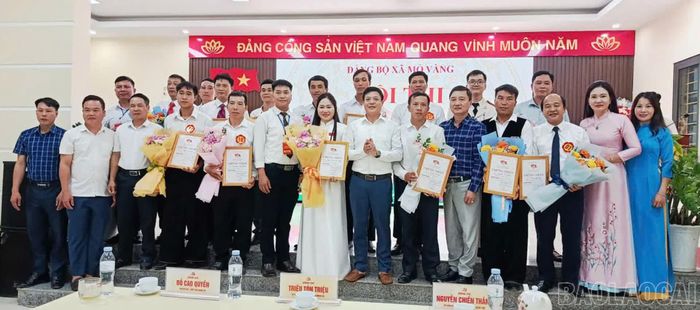 Ban tổ chức trao giải cho các thí sinh xuất sắc tại hội thi.