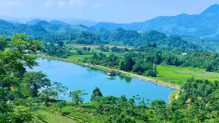 Cung đường chạy đưa vận động viên qua các khu dân cư và vùng sản xuất nông nghiệp của Bản Lầu. (Ảnh: UBND xã Bản Lầu)