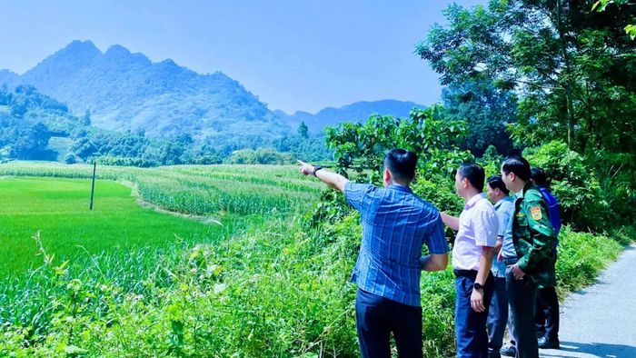 Các đồng chí lãnh đạo xã Bản Lầu kiểm tra công tác chuẩn bị giải. (Ảnh: UBND xã Bản Lầu)