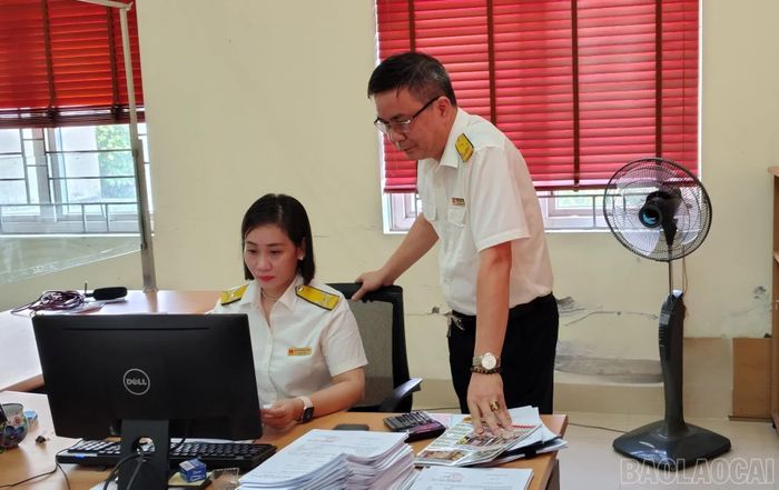 Lãnh đạo Thuế cơ sở 6 trao đổi với cán bộ về công tác quản lý thuế.