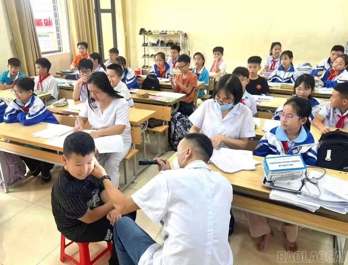 Trạm Y tế phường Trung Tâm tổ chức khám sức khỏe định kỳ đầu năm học cho học sinh trên địa bàn.
