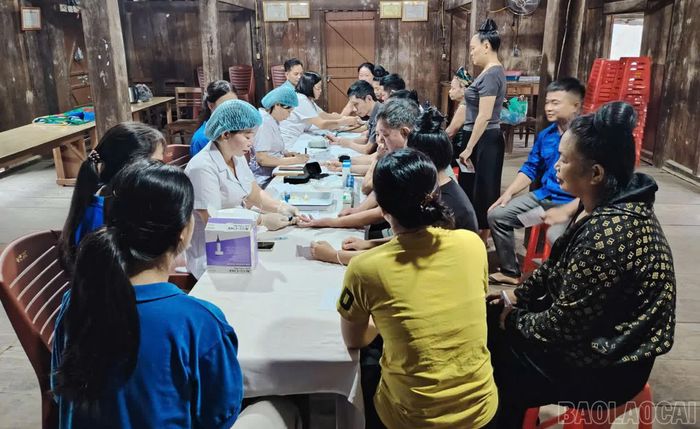 Người dân được khám, sàng lọc và tư vấn sức khỏe tại phường Trung Tâm sáng 27/9.