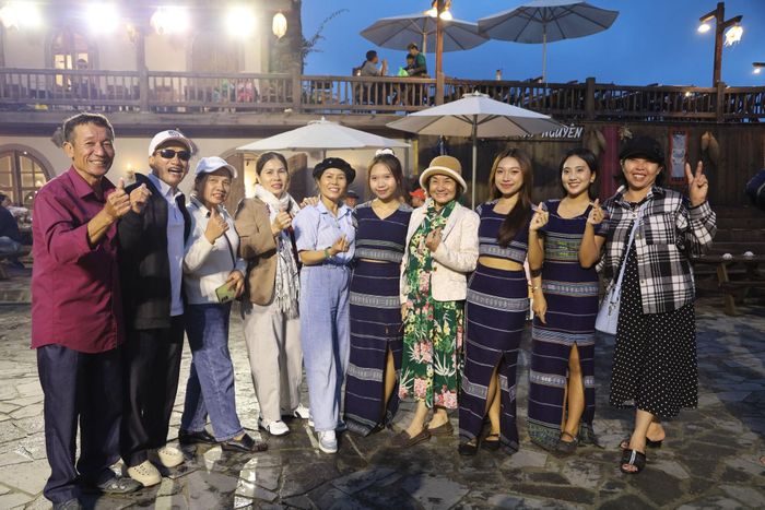 Du khách tham gia giao lưu văn hóa, chụp ảnh lưu niệm với các bạn trẻ người dân tộc bản địa tại điểm du lịch trên địa bàn tỉnh