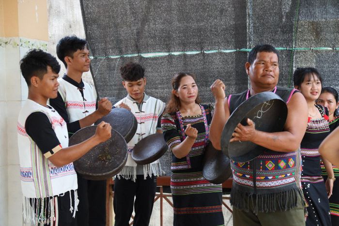CLB cồng chiêng thôn 12, xã Đạ Huoai có khoảng 18 thành viên nòng cốt
