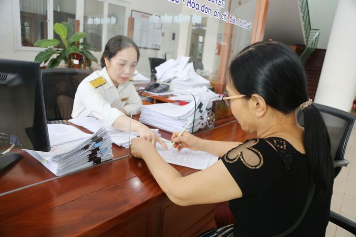 Thuế cơ sở 12 (Thuế tỉnh Lâm Đồng) hỗ trợ thủ tục cho người nộp thuế