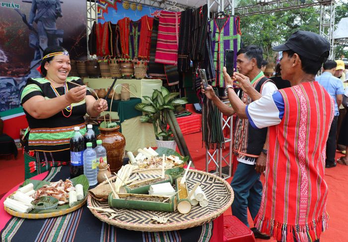 Ẩm thực hòa cùng tiếng cồng chiêng, tiếng khèn và những cuộc gặp gỡ, tạo nên không gian văn hóa đặc trưng của ngày hội