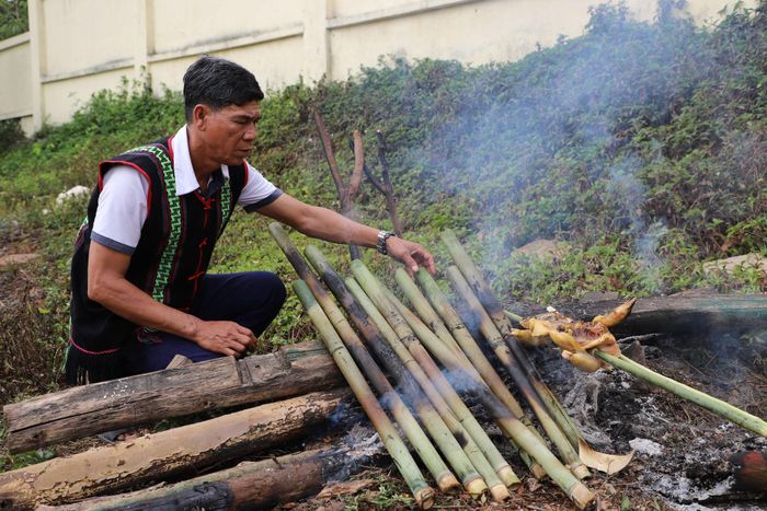 Đồng bào M'nông chế biến món ăn truyền thống trong các dịp lễ hội