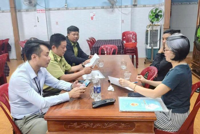 Lực lượng Kiểm lâm tuyên truyền, hướng dẫn các hộ kinh doanh chấp hành quy định